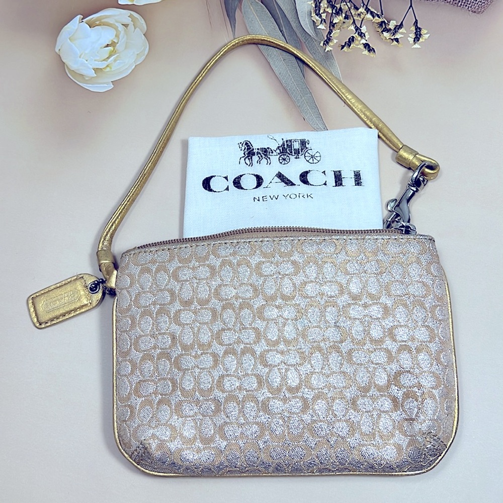 🌺 COACH MINI SIGNATURE C GOLD SMALL COIN WRISTLET